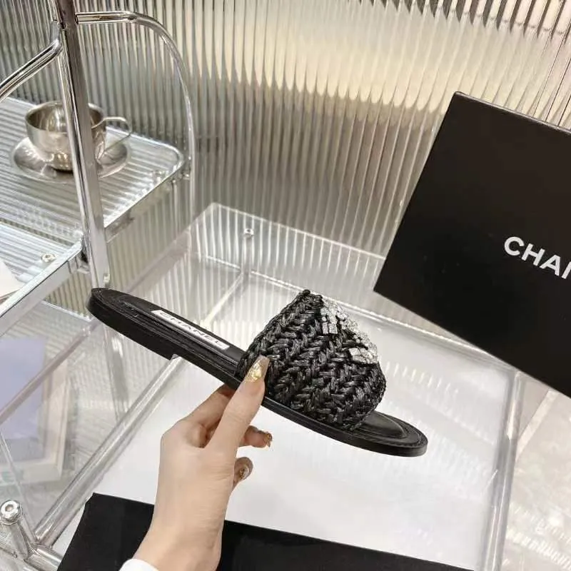 👟👟Ex-factory price 520👟👟 [Ready stock] 𝐂𝐡an𝐞𝐥 23 hot items! bing bing 23 early spring vacation series, the most beautiful rhinestone woven slippers, everyone is crazy to stock up, they are all crazy, it is really long grass, leisurely charm, close your eyes and enter the series!  💭Color: Black/Apricot/White 💭Upper: The upper is made of imported raffia and is fully hand-woven and very comfortable! The hand-made diamond jewelry is sparkling enough 💭Inner pads: imported sheepskin lining and pads 💭Outsole: genuine leather outsole (complex leather outsole with ten grooves and stitching, very particular about material workmanship) 💭Code number: 35-42 (41 and 42 are custom-made and cannot be returned or exchanged)